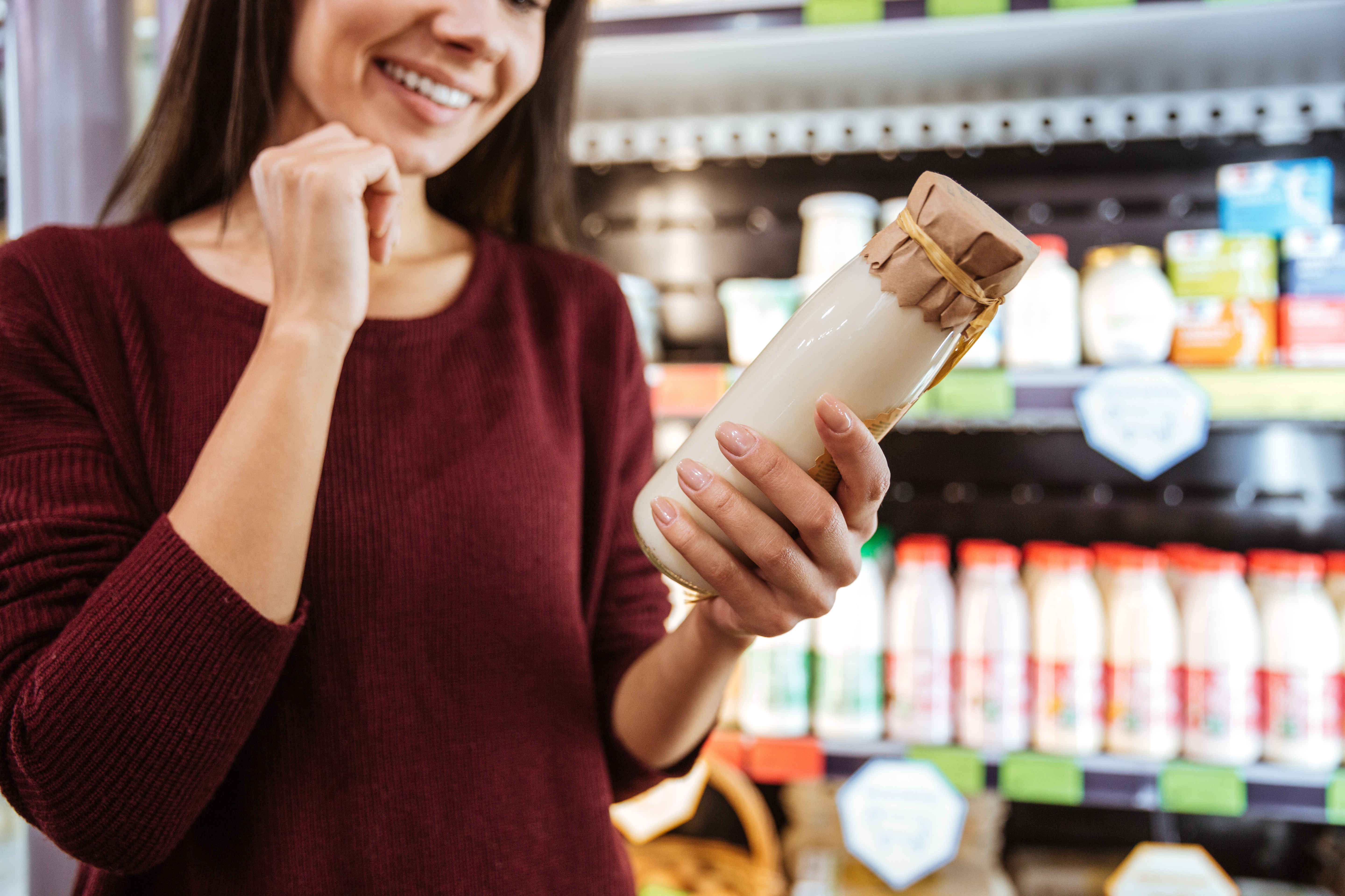 Personne qui regarde la date de p&eacute;remption de son produit